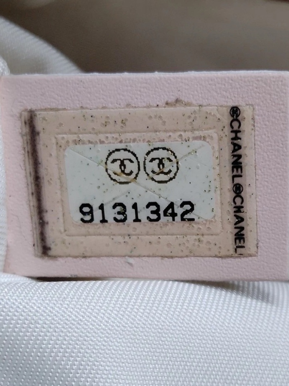CHANEL GLITTER Logo-Print Shoulder Bag - Picture 6 of 6